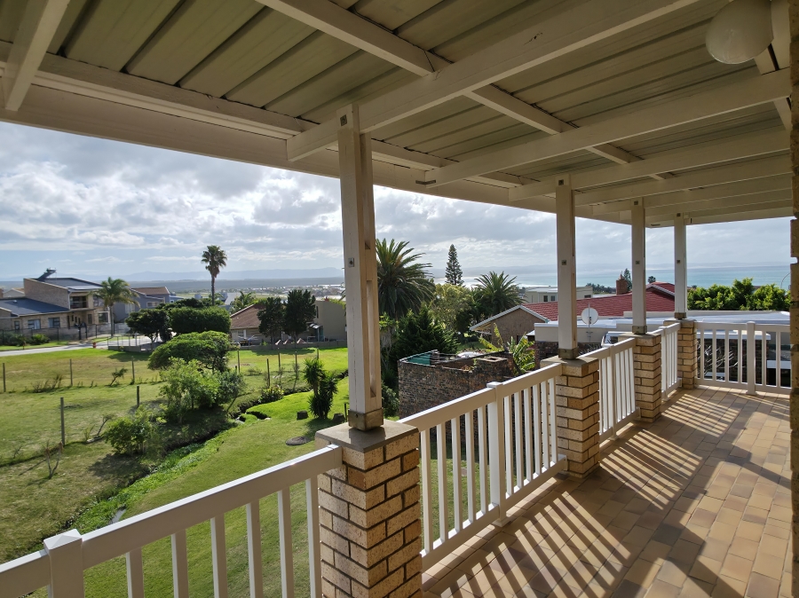 5 Bedroom Property for Sale in Wavecrest Eastern Cape